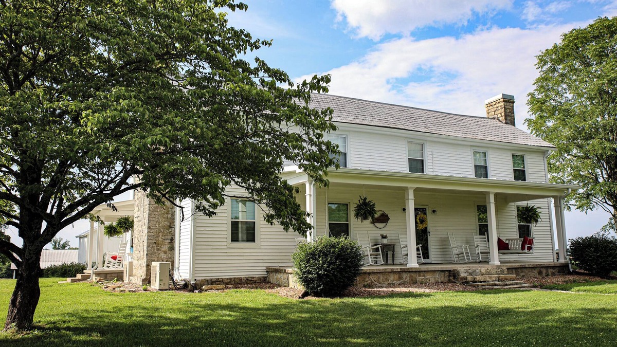 Fountain Run Other | Charming 5-bedroom farmhouse with WiFi, AC in serene Fountain Run