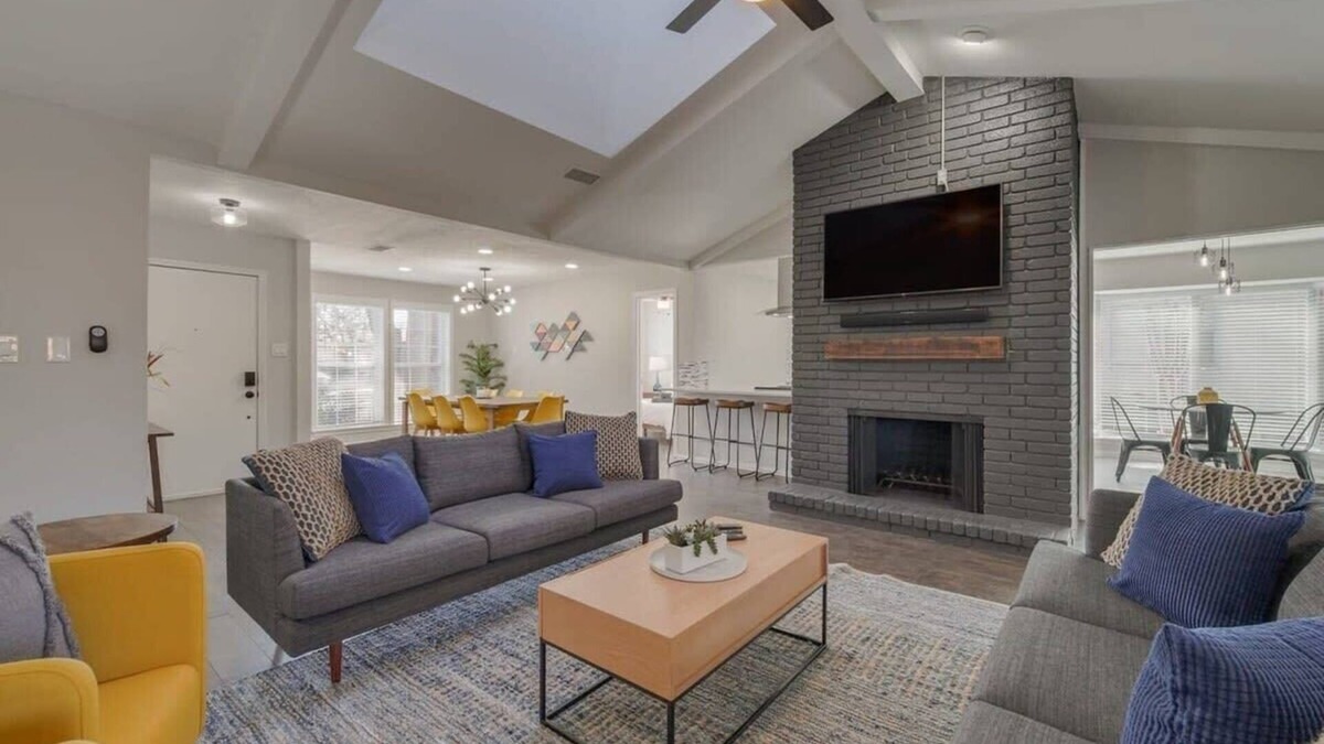 Plano House | Charming 5BD/3BA in the Heart of Plano (Sleeps 10)