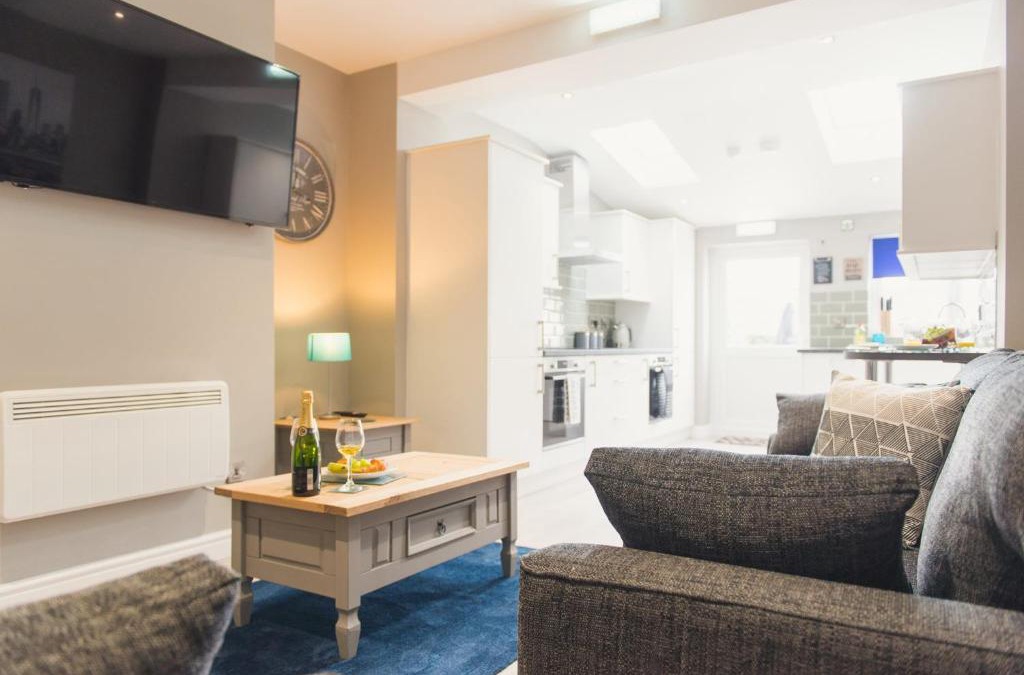 Tamworth House | Charming 6 Bedroom House ALL with en-suite - Large Garden