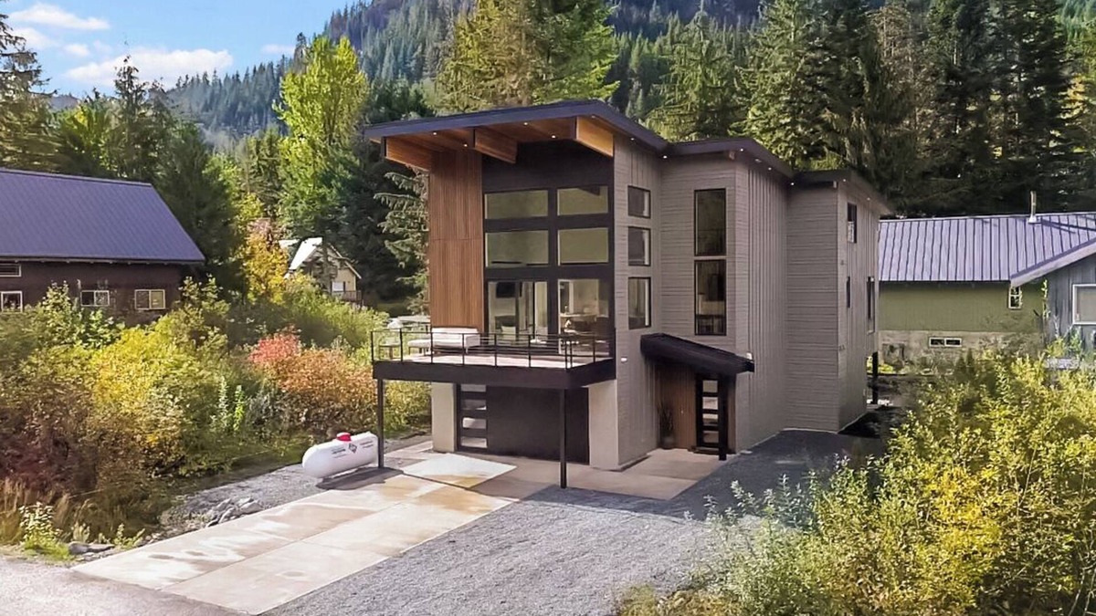 Hyak Cabin | Charming 7-bedroom cabin with WiFi, AC in lovely Snoqualmie Pass