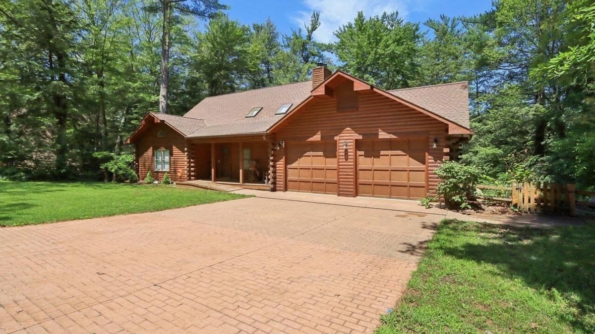 Lake Delton Cabin | Charming 7-bedroom lodge with AC, WiFi in awesome Lake Delton Wisconsin Dells
