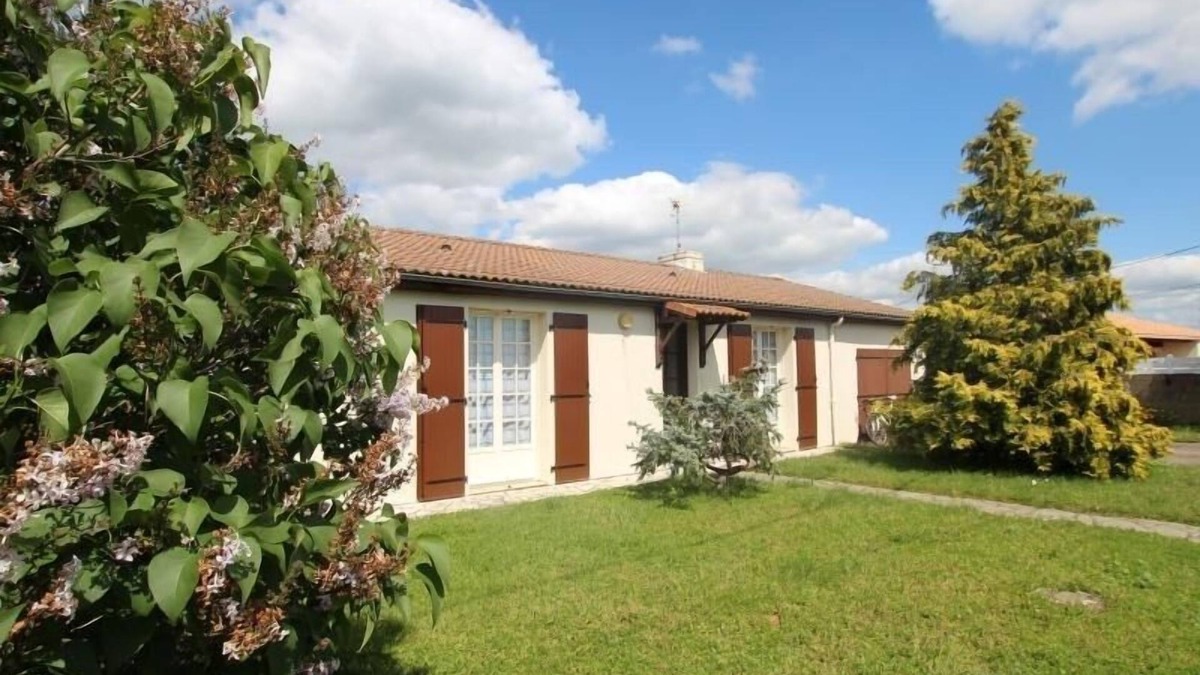 Saint-Denis-du-Payre Cottage | Charming 70s Renovated House with Garden, Bikes, and Close to Nature Reserve