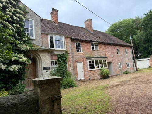 Etchinghill House | Charming 8-Bedroom Retreat in Rural Kent Village