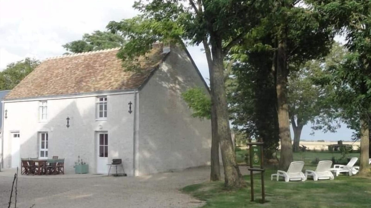 Cravant Cottage | Charming Accessible Cottage with Large Garden near Loire à Vélo Route
