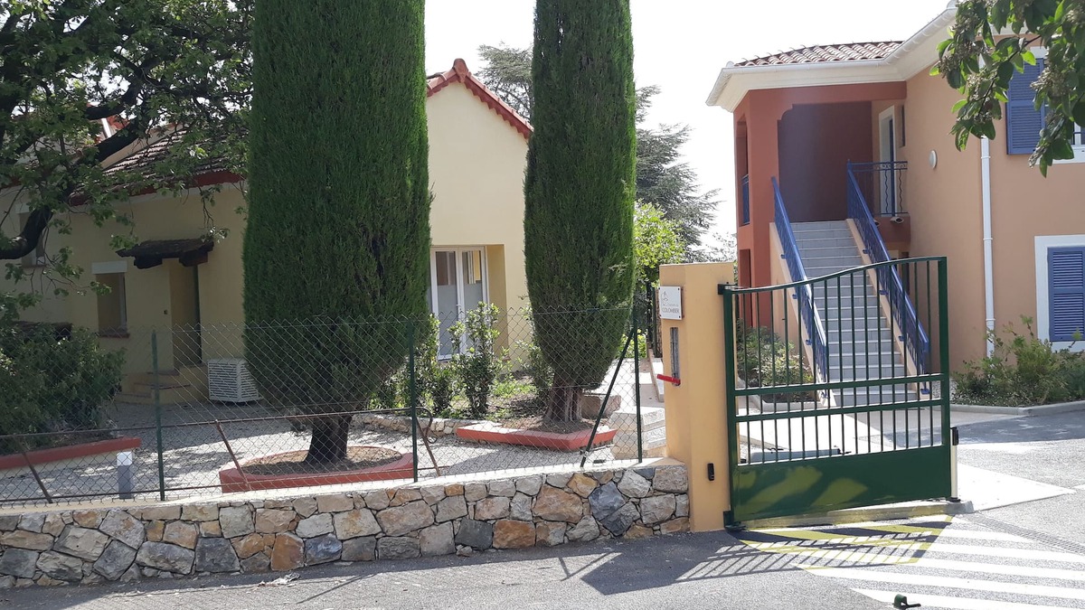 Les Maillans Apartment | Charming air-conditioned 2-room apartment in small estate with swimming pool