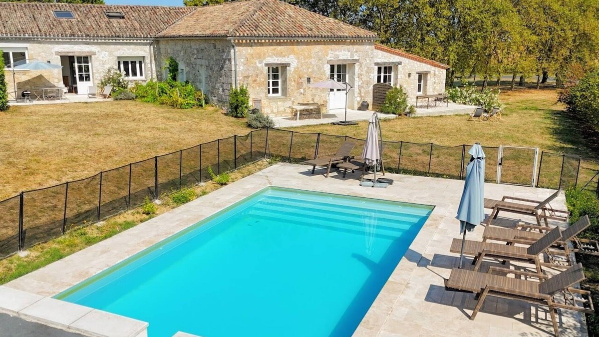 Saint-Colomb-de-Lauzun Other | Charming Ancient Stables from the 17th c., 8 bedrooms, 16 guests across 350 sqm.