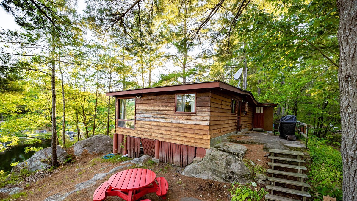 Gravenhurst Cottage | Charming and bright 3 bedroom cottage in Gravenhurst Muskoka