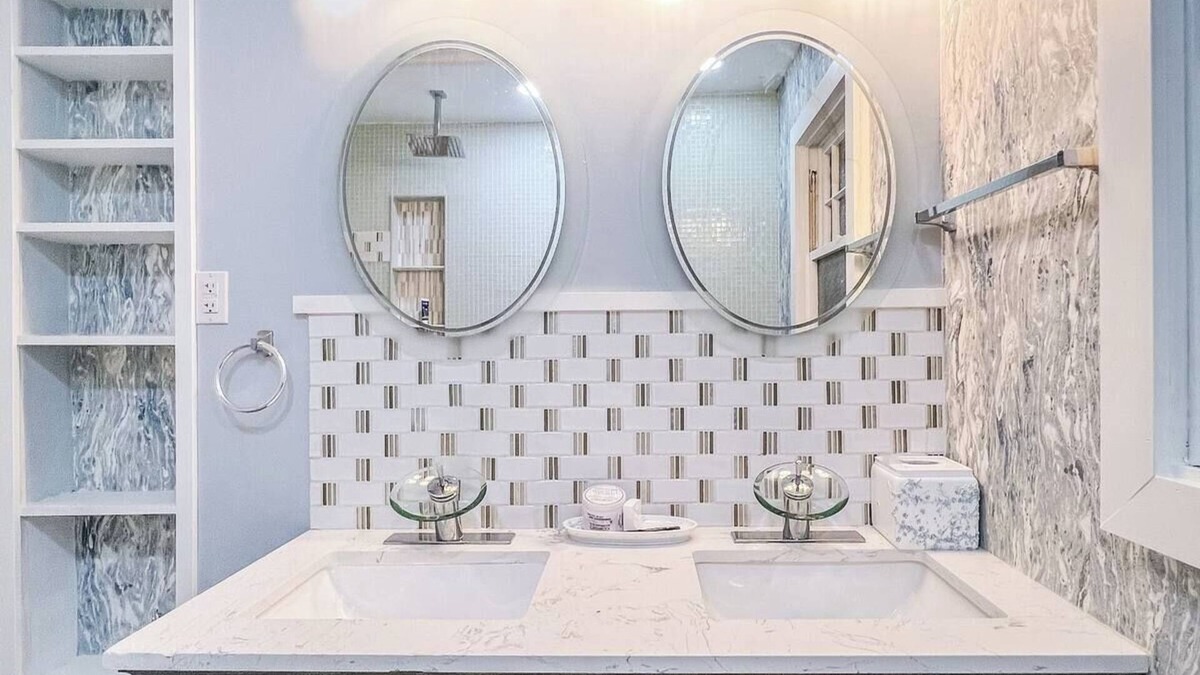 Cherokee Triangle House | Charming and Centrally Located 2-bedroom/Walkable/Private Parking