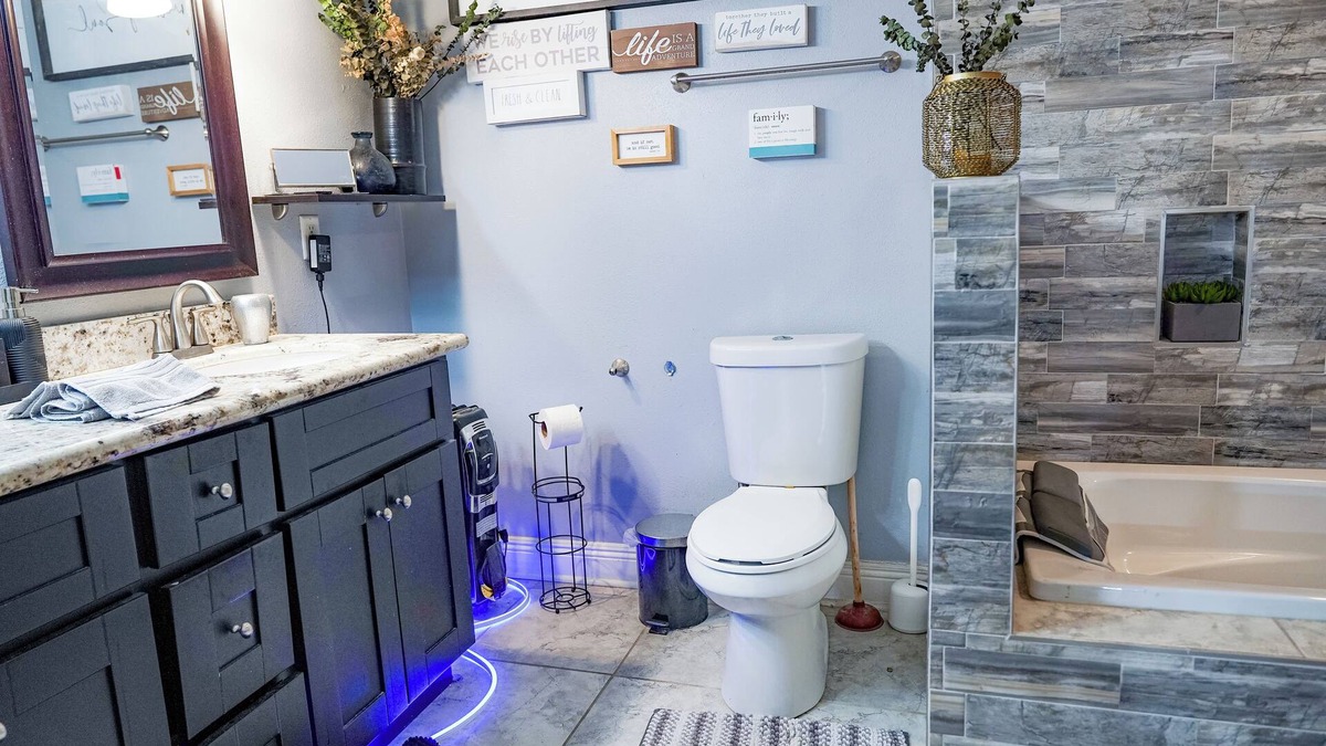 Pontchartrain Park House | Charming and comfortable 2-bedroom house that sleeps 6 with a gym.