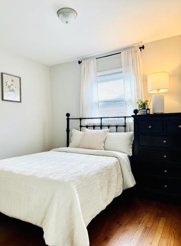 Forest Park Apartment | Charming and Convenient 3br 1ba apt - fully furnished and equipped - fast Internet