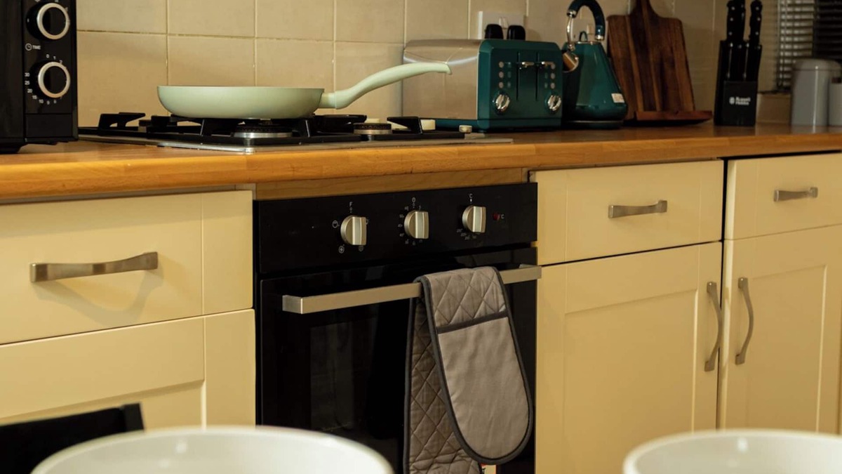 Warwick House | Charming and Cosy Home- Sleeps 4, Free Parking, Private Patio - Central Warwick