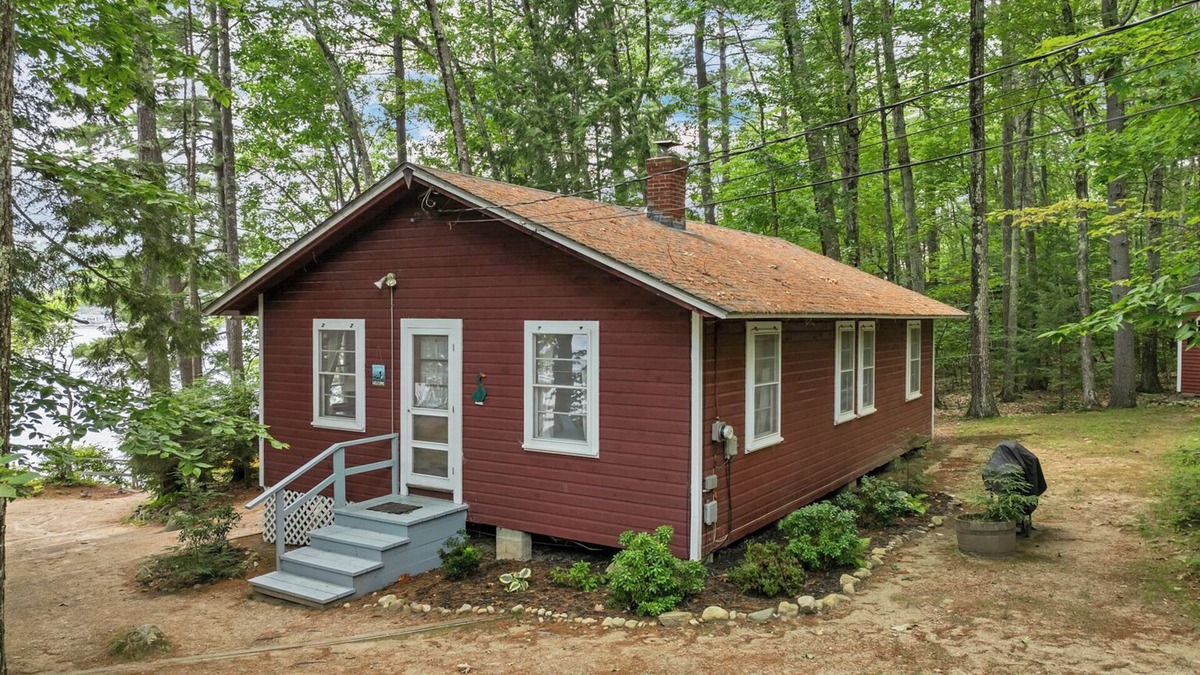 Moultonborough House | Charming and Cozy 3 Bedroom Dog Friendly Winnipesaukee Cottage