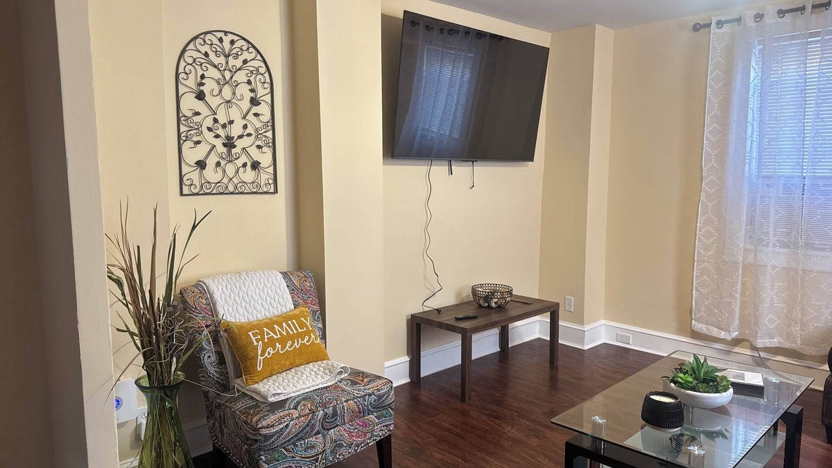 Wilmington House | Charming and Cozy 3-bedroom Row Home - Ideal for Students, Travelers & Families!