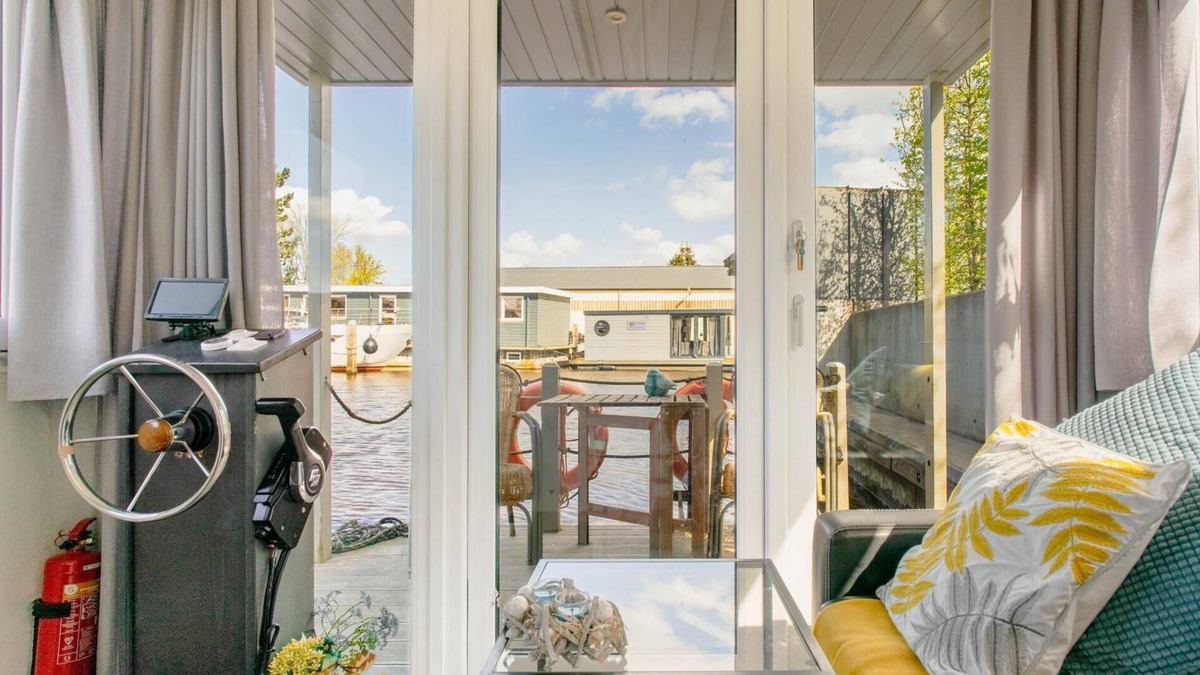 Zwartsluis Boat Rental | Charming and cozy Houseboat near Giethoorn