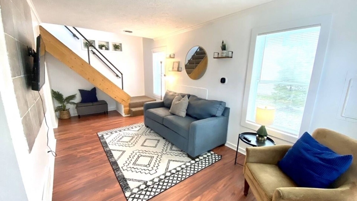 Lansing House | Charming and Cozy Lansing Loft Home