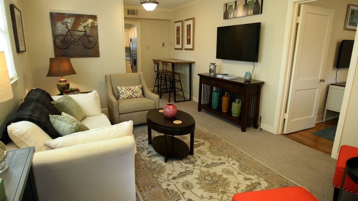 Joffre Apartment | Charming and Cozy Living in the Brown Door Cottage