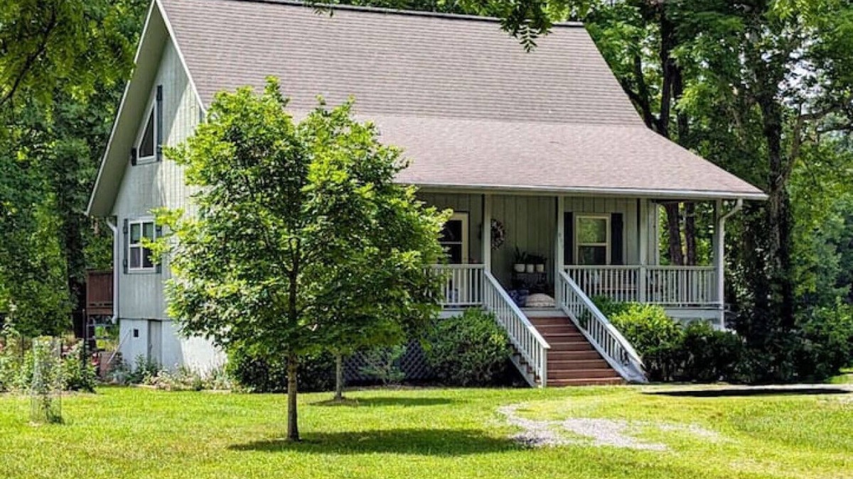 Murphy House | Charming and Cozy River House