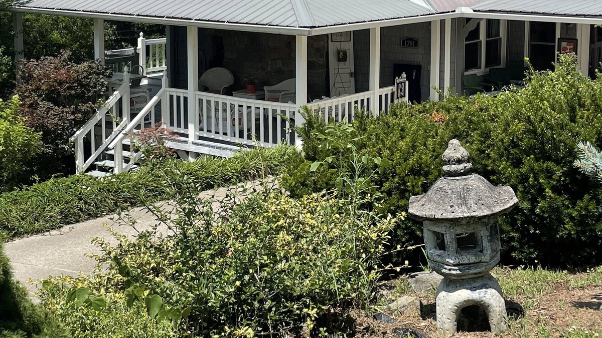 Gainesboro House | Charming and family friendly secluded cottage