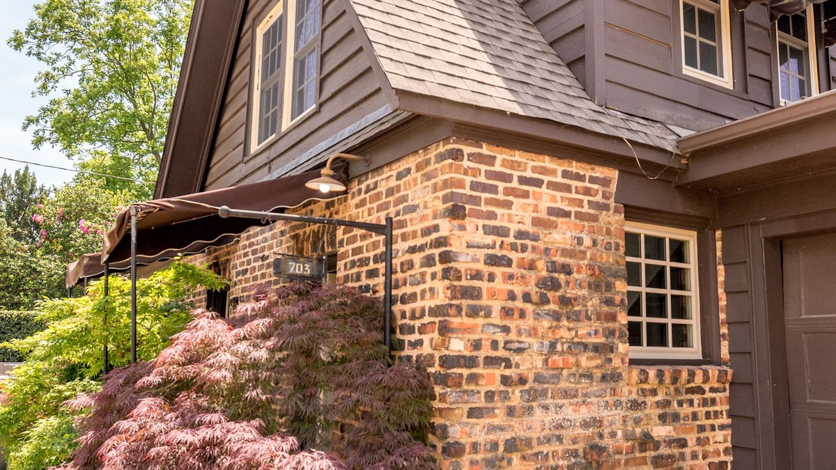 Tyler Cottage | Charming and Historic Holly Cottage Carriage House in Downtown Tyler