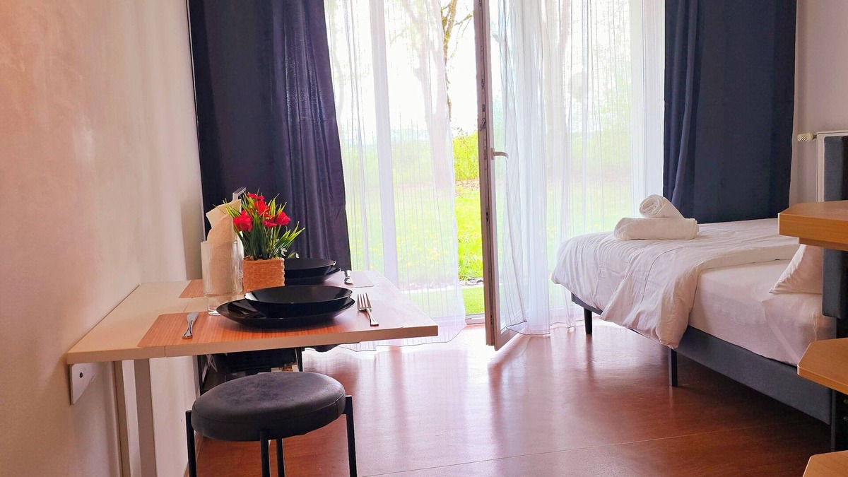 Amberg Apartment | Charming and peaceful studio with gorgeous green backyard view. Energy boosting