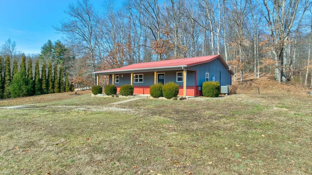 Fulda Other | Charming and private 3-bedroom farmhouse in lovely Evanston with WiFi, AC.