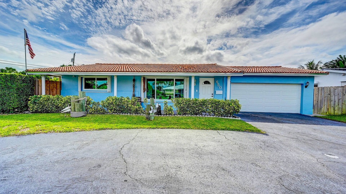 Cypress Lakes House | Charming and snowbird-friendly bungalow with enclosed yard, pool, grill, AC