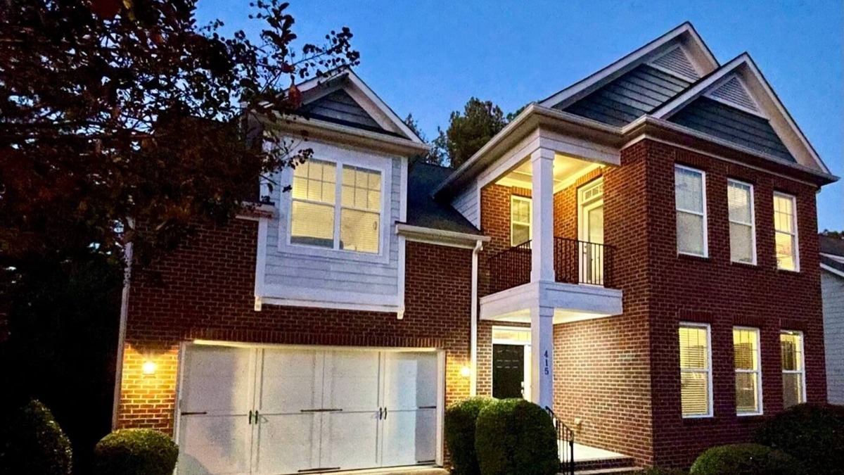 McCain House | Charming and spacious 6BR home near UNC, Duke, RTP