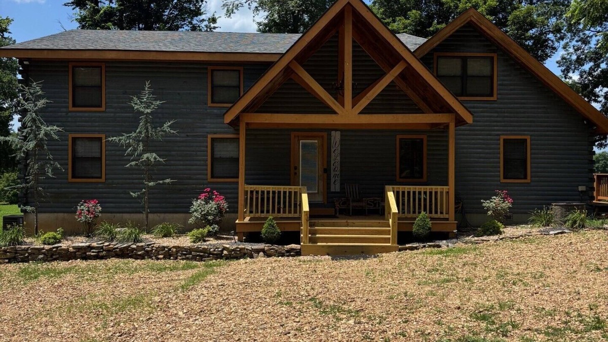 Doniphan Cabin | Charming and spacious 7-bedroom cabin with many accomodations on Current River.