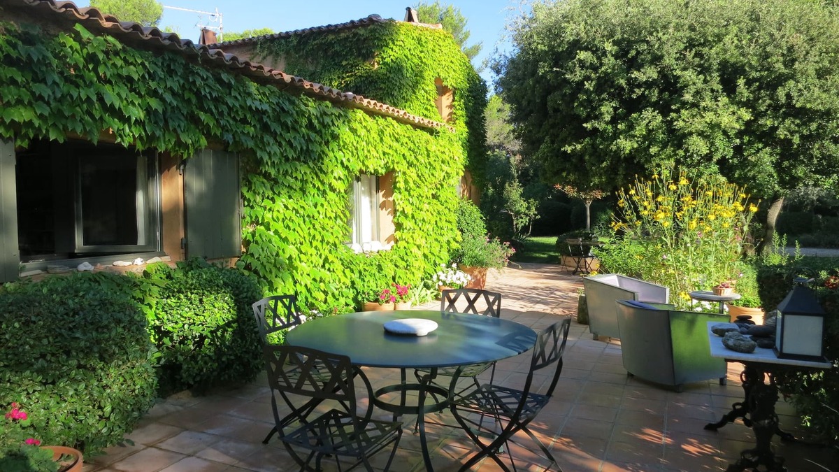 Est House | Charming and tasteful artist's house in an exceptional site in Bibemus