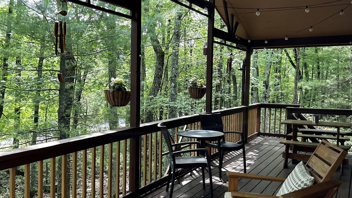 Hawley Ski Chalet | Charming and Tranquil Poconos Chalet in Lake Community
