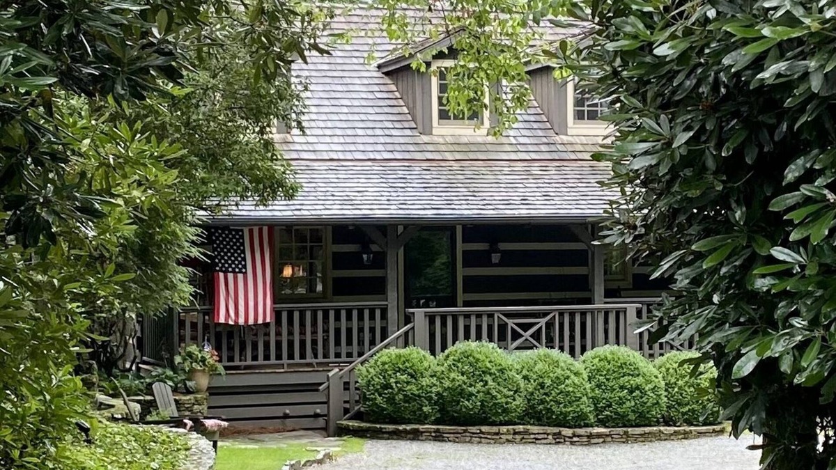 Highlands Cabin | Charming and Unique Log Cabin with Beautiful Garden Setting