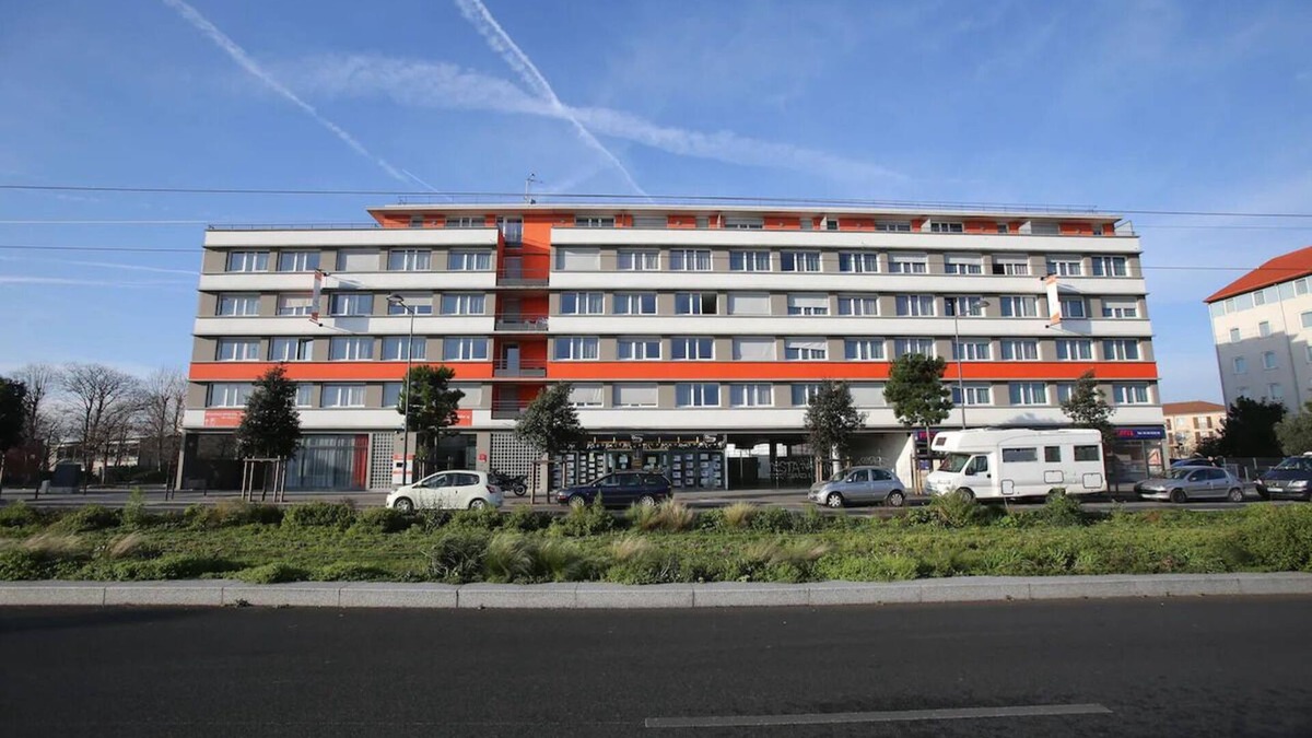 Chevilly-Larue Hotel | Charming Apartment w/Kitchenette Steps from Vibrant Market & Metro