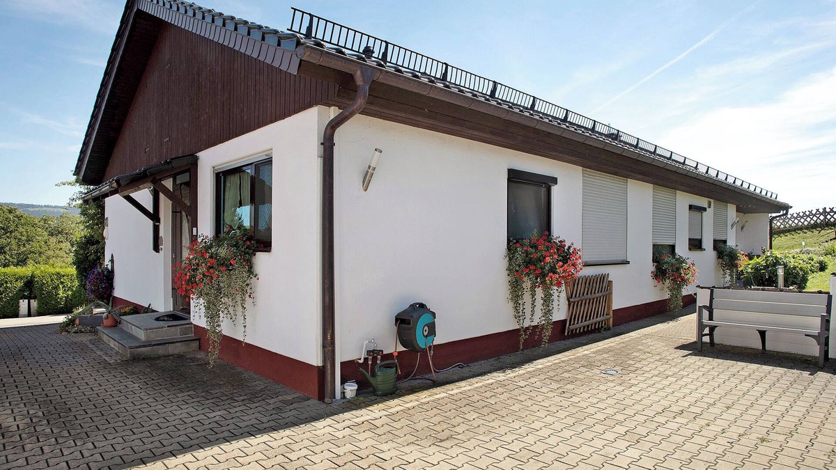 Weissensberg Apartment | Charming Apartment “Ferienwohnung Garloff” near Lake Constance with Mountain View