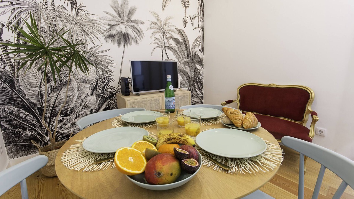 Penha de Franca Condo | Charming Apartment in a Private Condominium at Graça