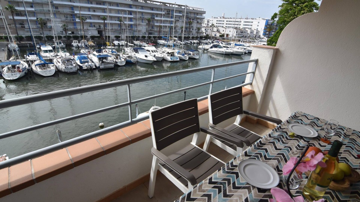 Santa Margarida Apartment | Charming Apartment in Roses, Costa Brava: Near the Beach, with Terrace, Garage, and All Amenities