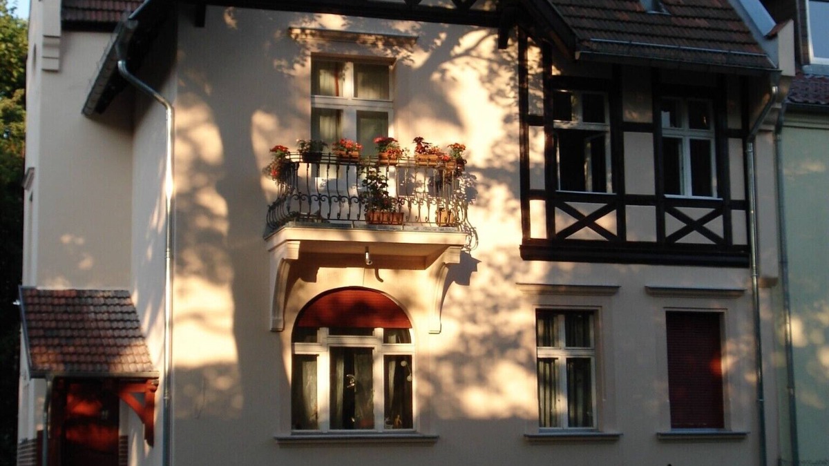 Niederschoenhausen Villa | Charming apartment in Tudor style mansion (only 15 minutes to Prenzlauer Berg)
