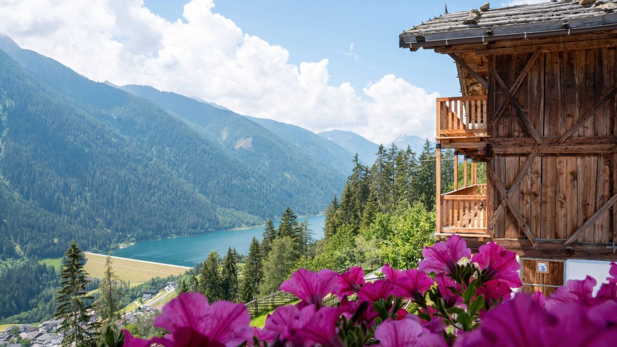 Santa Valburga Apartment | Charming Apartment “Panorama Raffeinhof” with Lake View, Balcony, Terrace & Garden