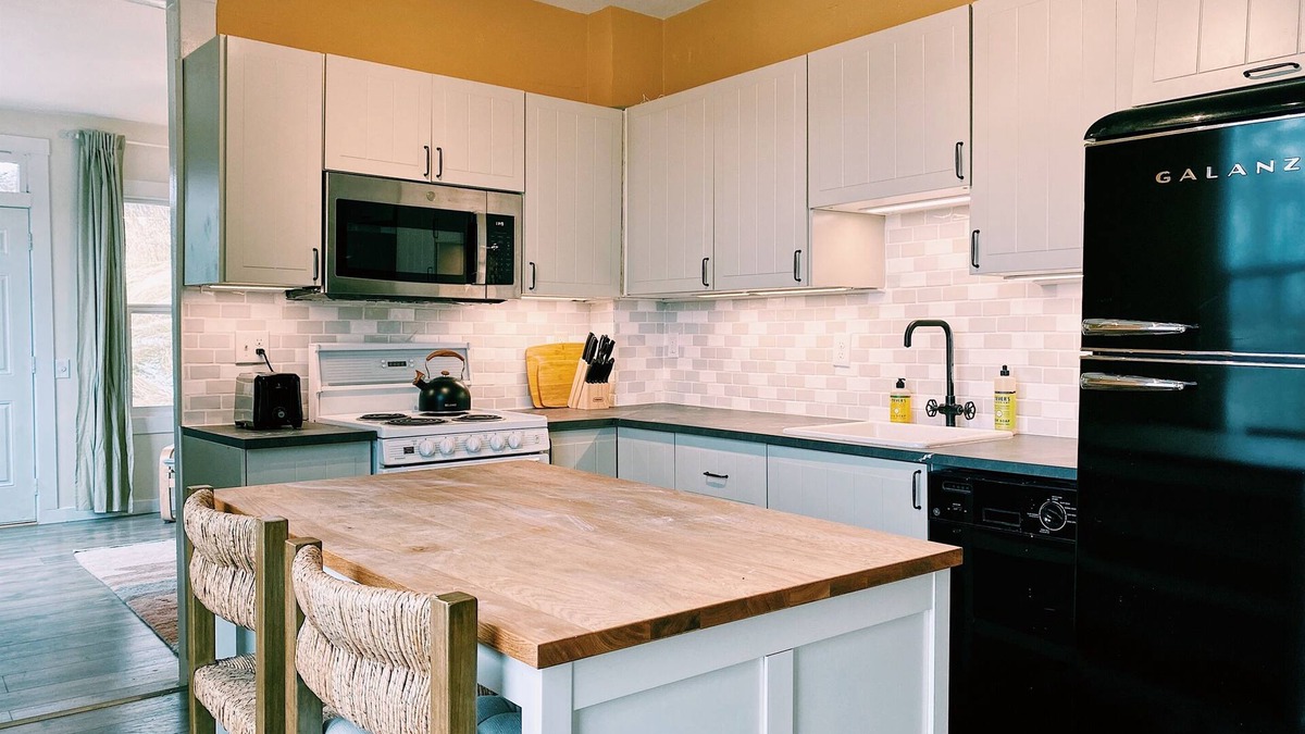 The Dalles Apartment | Charming Apt in Dwntwn The Dalles w/Epic Views!