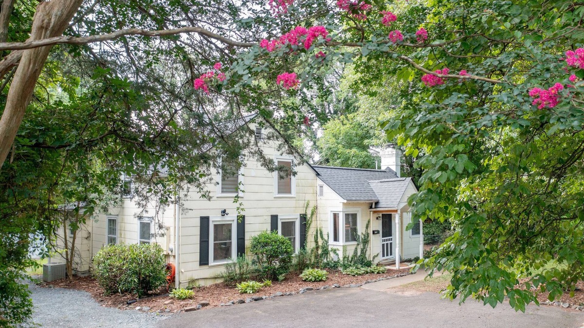 Winston - Salem House | Charming Ardmore Bungalow I 2BR + Bonus Room I 2 Bath I Spacious Yard