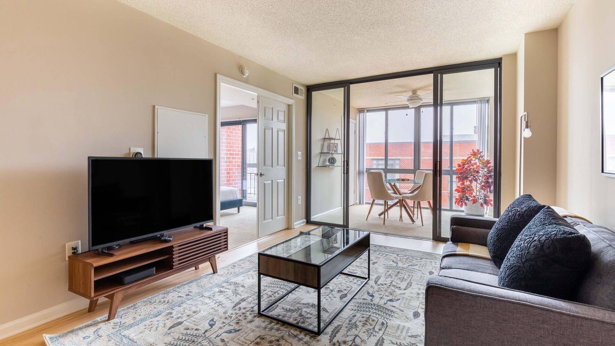 Radnor - Fort Myer Heights Apartment | Charming Arlington 1BR Apt w/Gym, 5mi to Dtwn DC