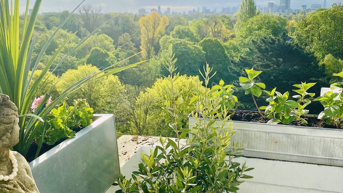 St. Johns Wood Apartment | Charming Art Deco Apartment Overlooking Regents Park with a balcony