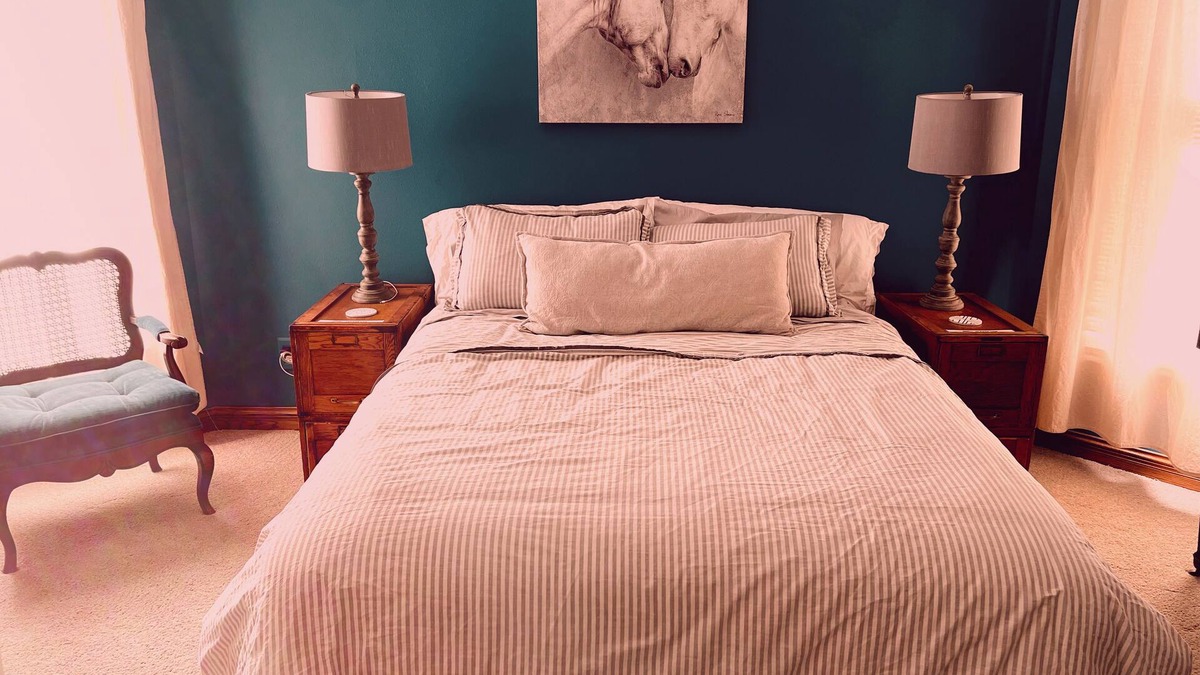 Blue Earth House | Charming Artists Retreat