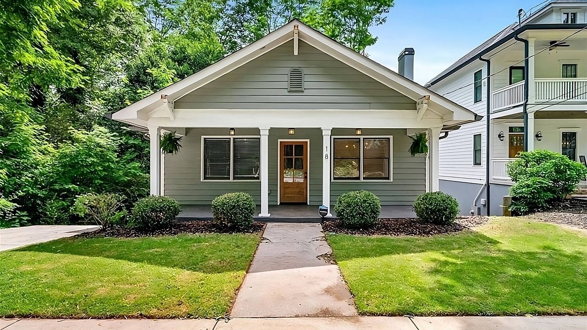 Edgewood House | Charming ATL Bungalow Close to Popular Attractions! Fast Fiber Internet and Cozy