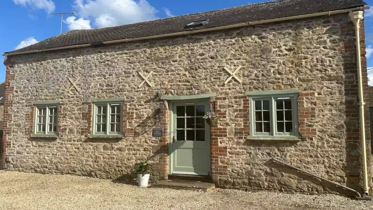 Quenington Cottage | Charming atmospheric Cotswold Cottage