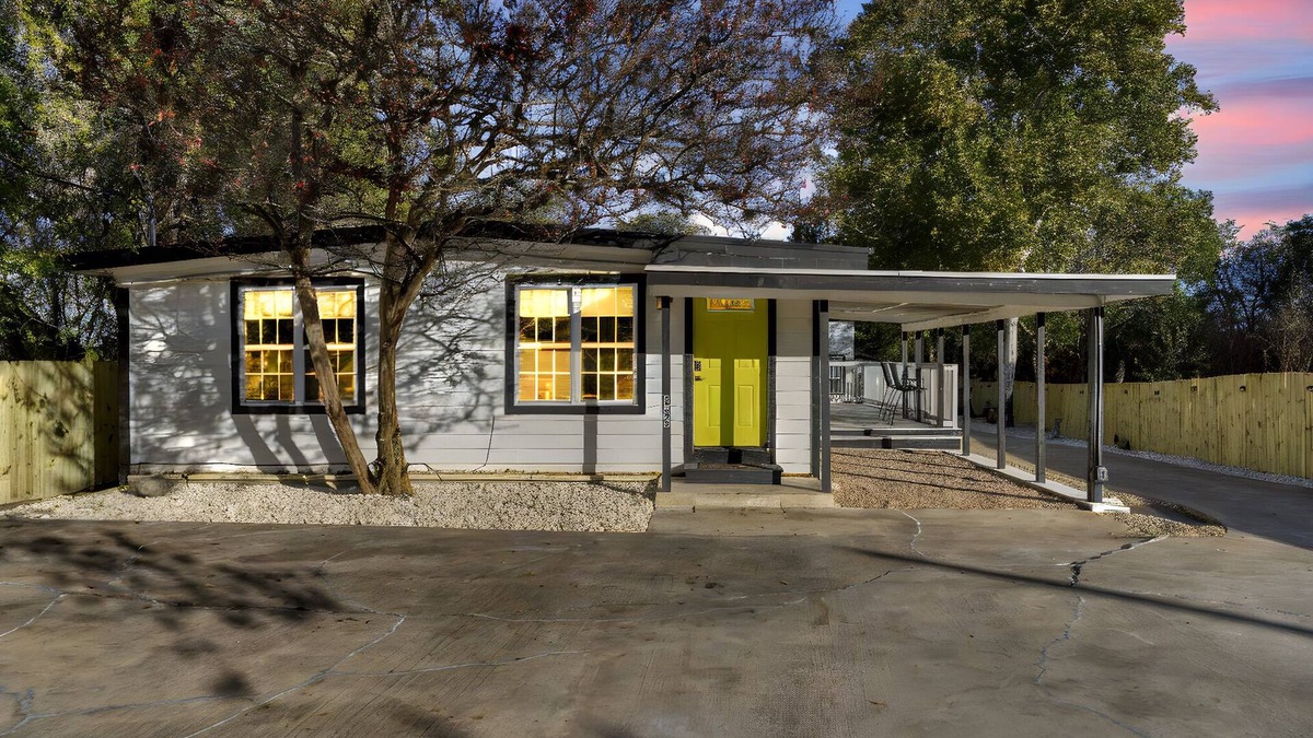 South Lamar Villa | Charming Austin Home in Villas | Sleeps 6 Guests