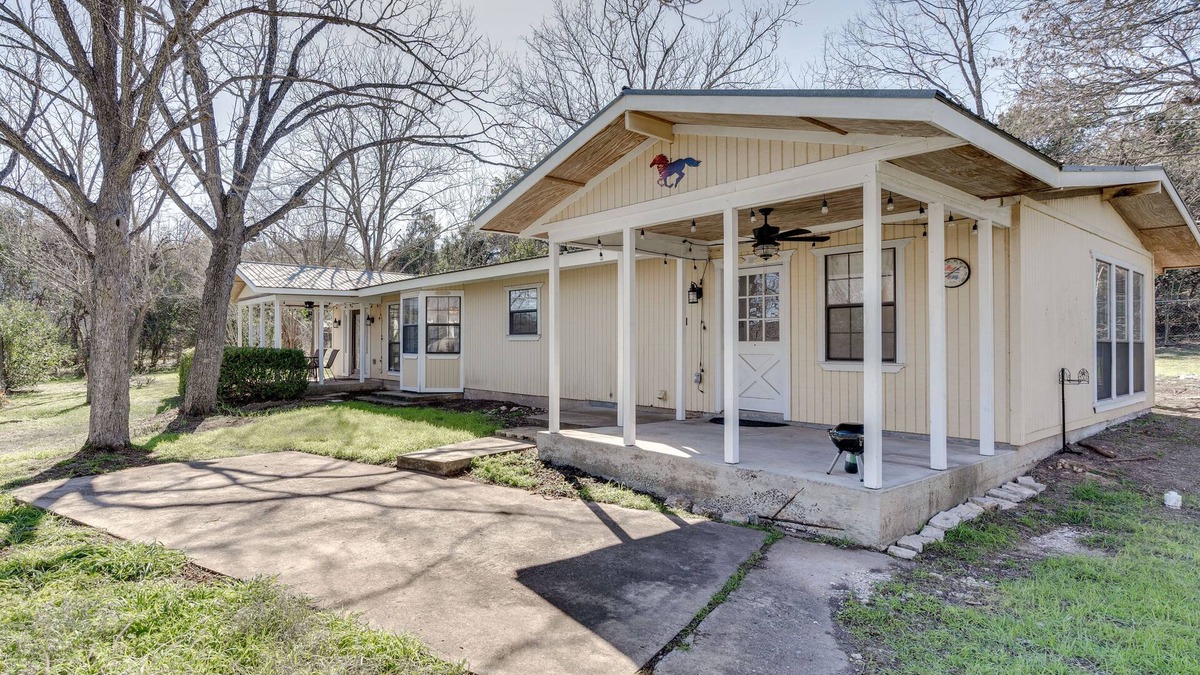 West Oak Hill House | Charming Austin Home on 2 Acres: BBQ & Yard!
