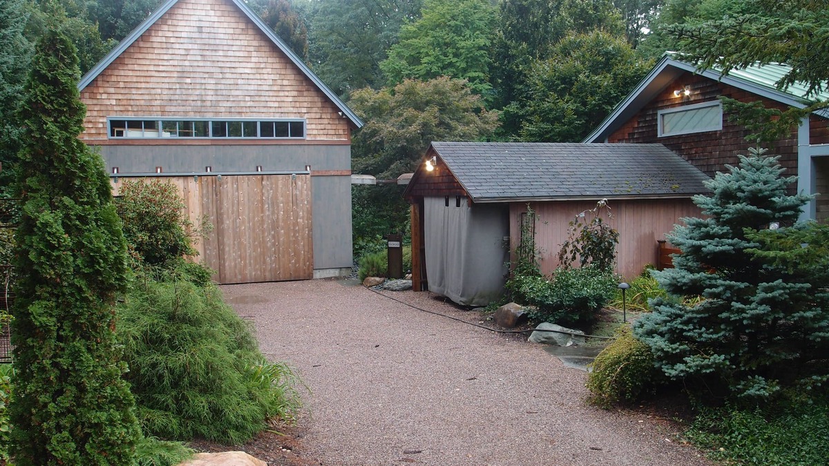 Colchester House | Charming Award-winning Private Garden & Artist Retreat near nightlife, outdoors