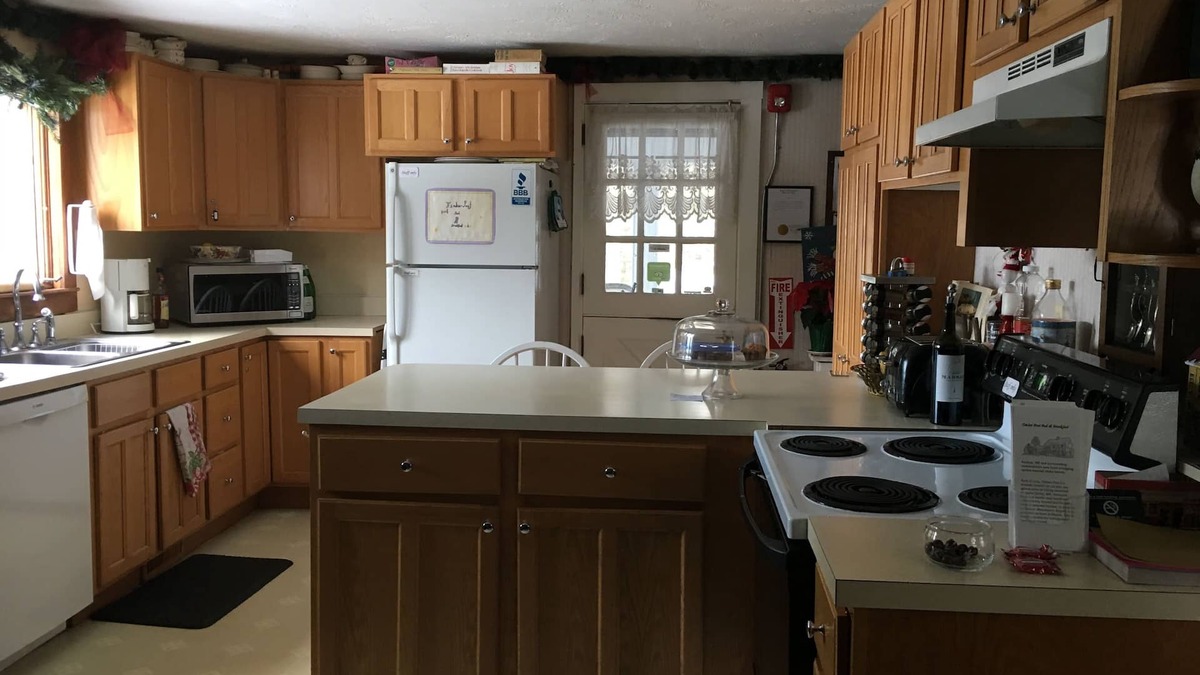 Hollis Bed & Breakfast | Charming B&B in lovely Hollis with Function Room -Rent by whole house or by Room