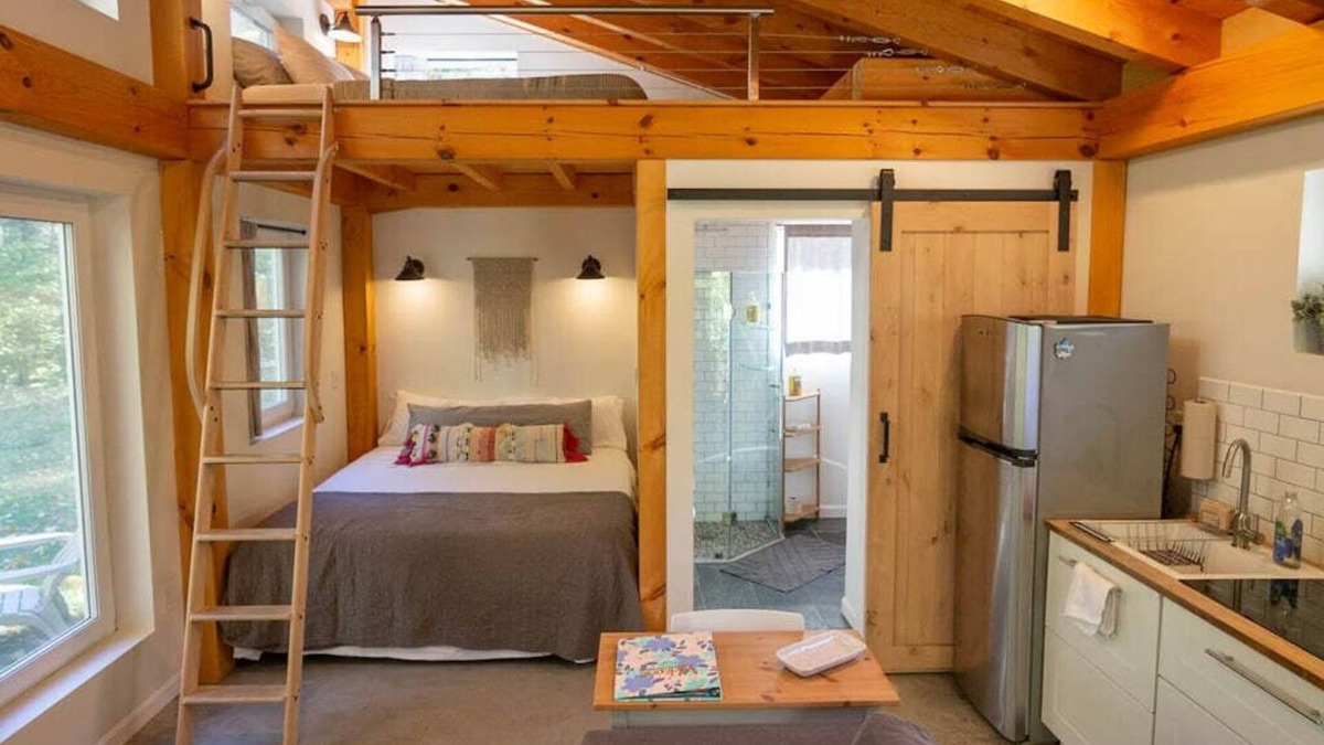 Crescent City Bed & Breakfast | Charming B&B with WiFi, AC in serene Crescent City