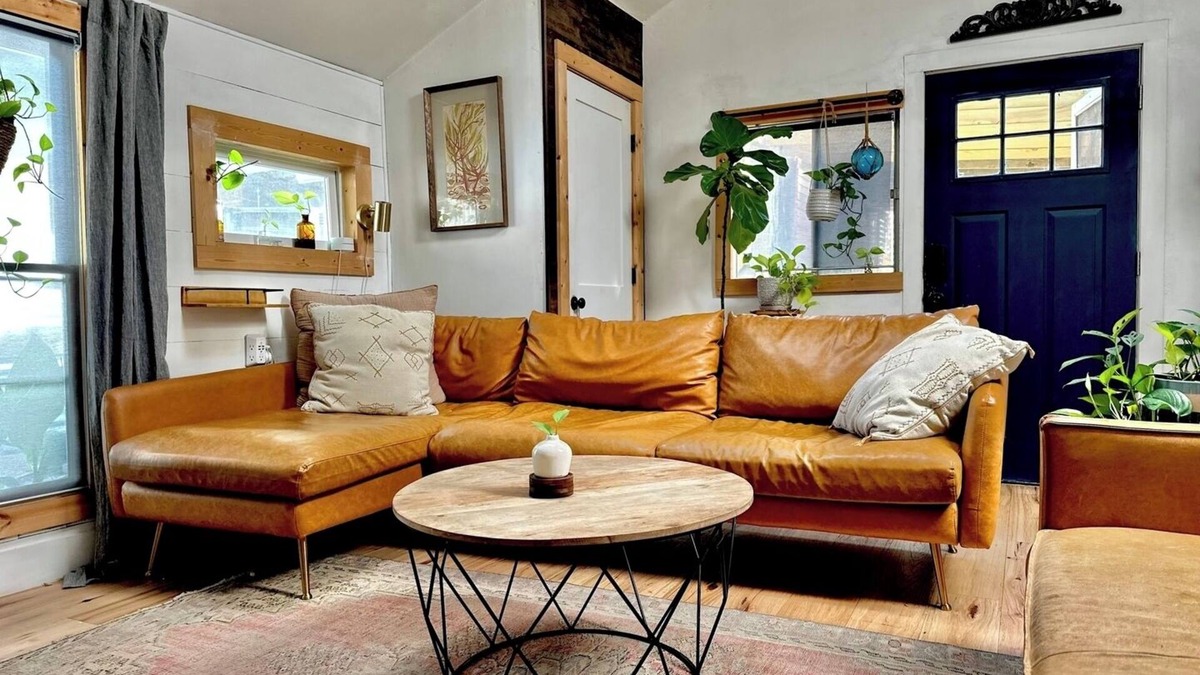 Govalle Cottage | Charming Back House . Free Bikes . Tesla Charger